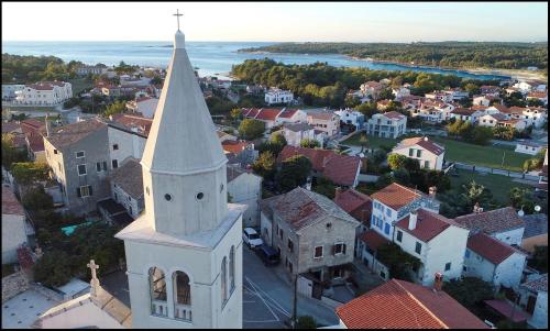 Et luftfoto af Sweet suite Kaštel Old town