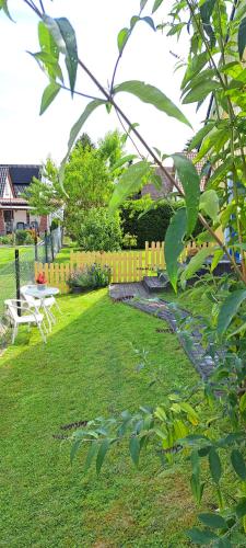 a yard with a picnic table and a bench at Lindow Rügen in Putbus