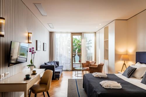 una camera d'albergo con letto e soggiorno di Daniel Herzliya Hotel a Herzelia