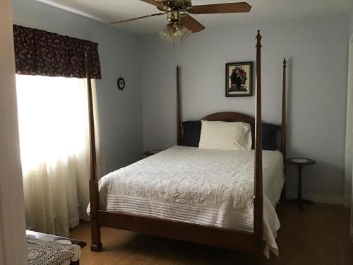 Säng eller sängar i ett rum på Guest Suites at Willowgreen Farm