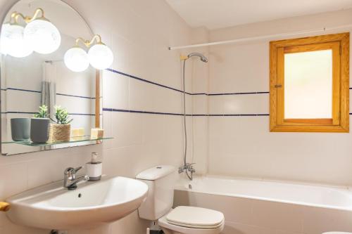 ein Badezimmer mit einem weißen WC und einem Waschbecken in der Unterkunft Villa Maria -Port des Canonge- in Port des Canonge 