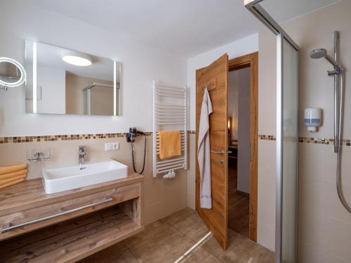 a bathroom with a sink and a shower at Der Schwendterwirt in Schwendt