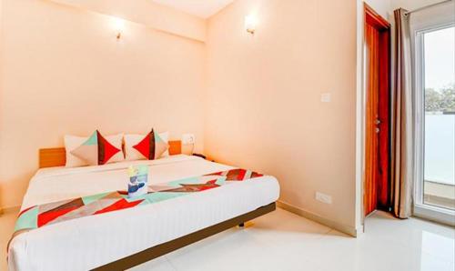 Un ou plusieurs lits dans un hébergement de l'établissement FabHotel BSR Inn, Indiranagar