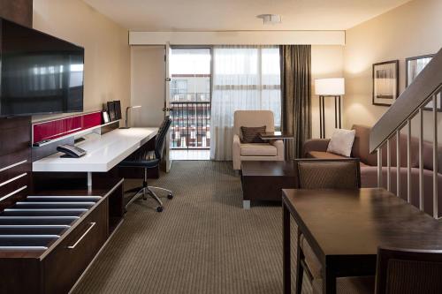 TV a/nebo společenská místnost v ubytování Delta Hotels by Marriott Calgary South