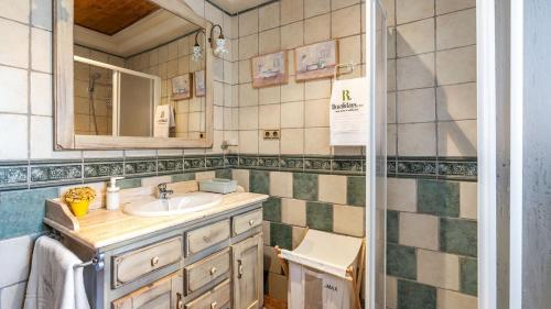 un bagno con lavandino e specchio di Villa El Lote Salar by Ruralidays a Granada