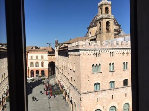 desde una ventana de un edificio con una torre en Rooftop apartment in Medieval Italian City, en Foligno