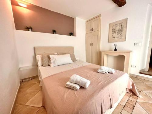 une chambre avec un lit avec deux serviettes dessus dans l'établissement Un petit coin proche de la mer, à Menton