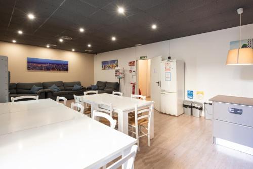 a living room with white tables and a couch at No Limit Barcelona Central in Barcelona