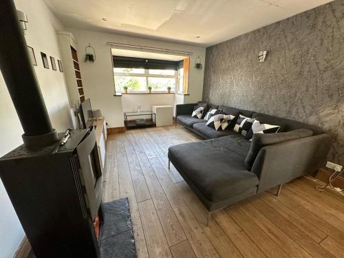 uma sala de estar com um sofá e uma televisão em Corner House - quiet cul-de-sac em York