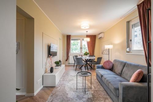 sala de estar con sofá y mesa en Stock Room apartman en Budapest