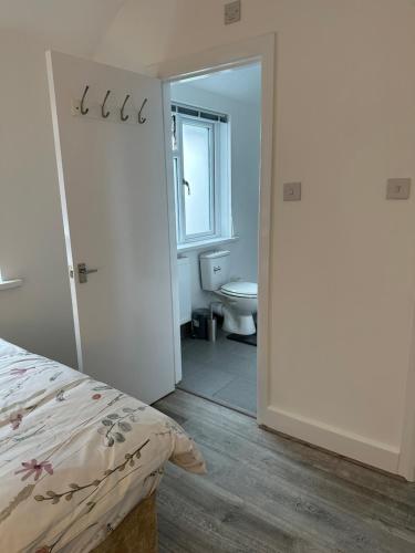 um quarto com uma cama e uma casa de banho com um WC em PUREWAYS em Southampton