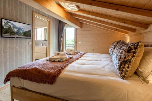 夏慕尼白朗峰的住宿－Chalet Bonnabelle - Chamonix All Year，一间卧室,卧室内配有一张大床