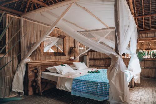 - une chambre avec un lit dans une tente dans l'établissement Che Shale, à Mambrui