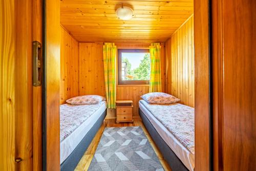 En eller flere senge i et værelse på Litoral Domki Lubkowo