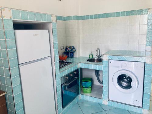 uma pequena cozinha com uma máquina de lavar roupa em Apartaments B&M em Ischia