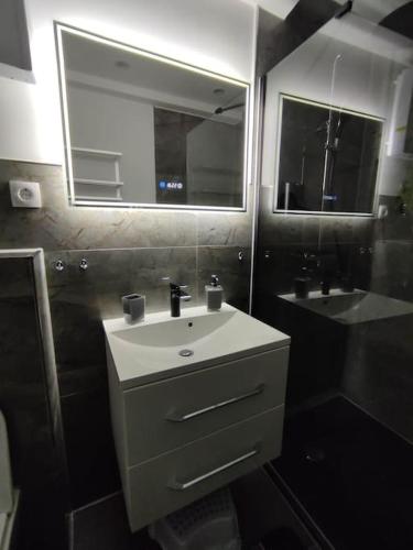 Ένα μπάνιο στο Neu sanierte 2-Zimmer Wohnung