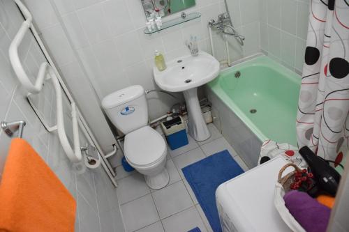 een kleine badkamer met een toilet en een wastafel bij YourHouse Микрорайон Жетысу-2, дом 69 in Alma-Ata
