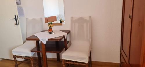 a small table and two chairs in a room at Guesthouse Lidija in Sutivan