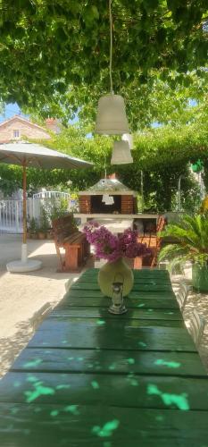 a green table with flowers on top of it at Guesthouse Lidija in Sutivan