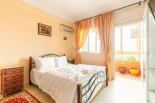 un dormitorio con una cama con un gato sobre ella en Appartement spacieux Centre Marrakech, en Marrakech