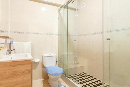y baño con aseo y ducha acristalada. en Appartement spacieux Centre Marrakech, en Marrakech