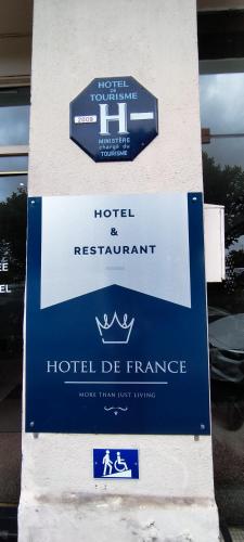 un letrero para un hotel y un restaurante en un edificio en Hôtel de France, en Limoges