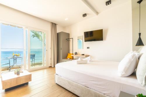 1 dormitorio con 1 cama grande y vistas al océano en Luxury SeaSide Suites en Hersonissos