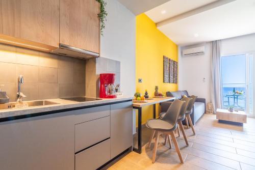 Kuchyň nebo kuchyňský kout v ubytování Luxury SeaSide Suites