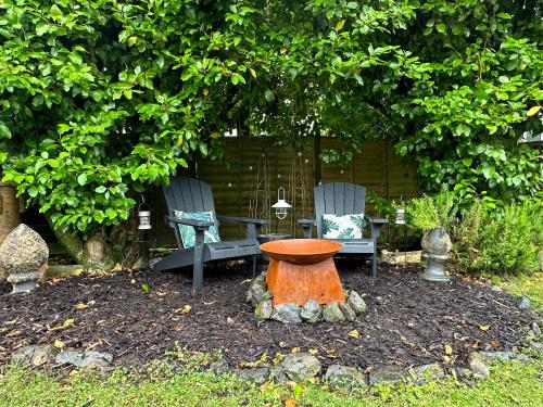 Ein Garten an der Unterkunft Miners Hut