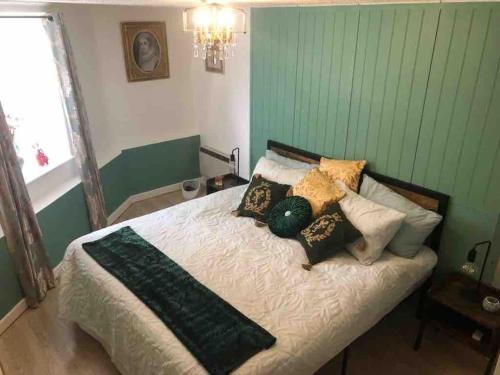 Richard III Luxury apartment في ليستر: غرفة نوم عليها سرير ومخدات