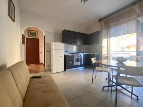 ベッラーリア・イジェア・マリーナにあるAltro Hotelのリビングルーム(ソファ、テーブル付)、キッチンが備わります。