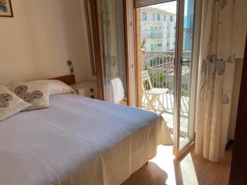 ベッラーリア・イジェア・マリーナにあるAltro Hotelのベッドルーム1室(ベッド1台付)、景色を望むバルコニーが備わります。