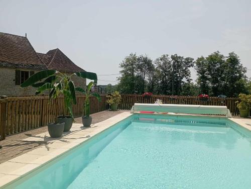 Kolam renang di atau dekat dengan Gîtes Périgord Dordogne Rocamadour Sarlat Cahors naturiste juin à sept