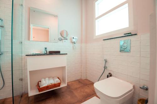 ein Badezimmer mit Toilette, Waschbecken und Dusche in der Unterkunft WelcomHeritage Santa Roza Kasauli in Kasauli