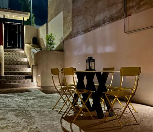 stół i krzesła w pokoju ze schodami w obiekcie La Tombola w mieście Napoli