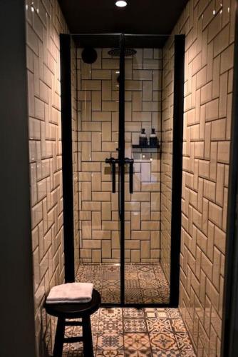 a stool sitting in a room with a wall at Groeps-, Retreat- en Trainingsaccomodatie De Waterkroon! in Wieringerwaard