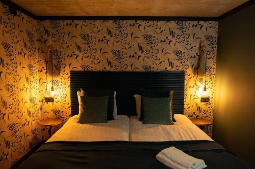1 dormitorio con 1 cama con papel pintado en blanco y negro en Groeps- en retreat/trainings-locatie De Waterkroon!, en Wieringerwaard