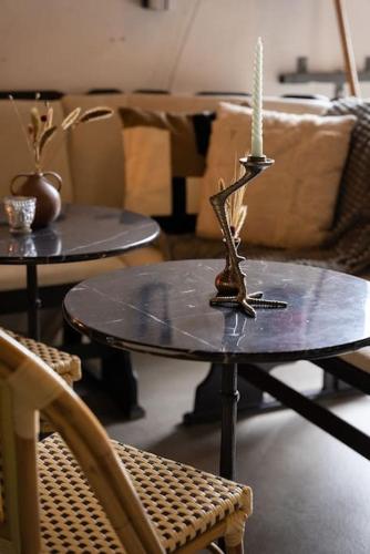 a table with a candle on it in a living room at Groeps-, Retreat- en Trainingsaccomodatie De Waterkroon! in Wieringerwaard