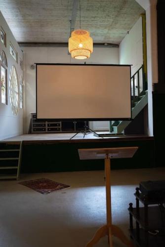 a large screen in the middle of a room at Groeps-, Retreat- en Trainingsaccomodatie De Waterkroon! in Wieringerwaard