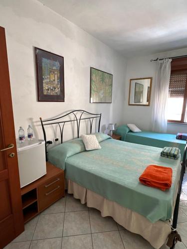 سرير أو أسرّة في غرفة في Camere centro cagliari