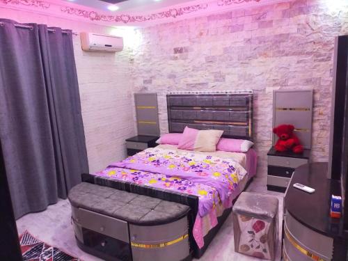 1 dormitorio con cama y pared de ladrillo en شقه فندقيه, en El Cairo