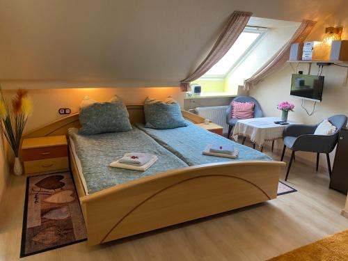 een slaapkamer met een groot bed en 2 handdoeken bij Birkenstübchen in Lautenthal