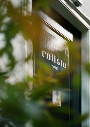 a building with the sign for a casita hotel at hotel calisto in Amsterdam