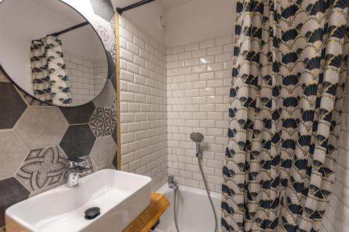 a bathroom with a sink and a shower at Les Anglines - Appt proche station de ski in Les Angles