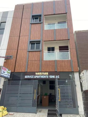 韋洛爾的住宿－Variyar Service Apartments Unit B 1st Floor，前面有车库门的建筑