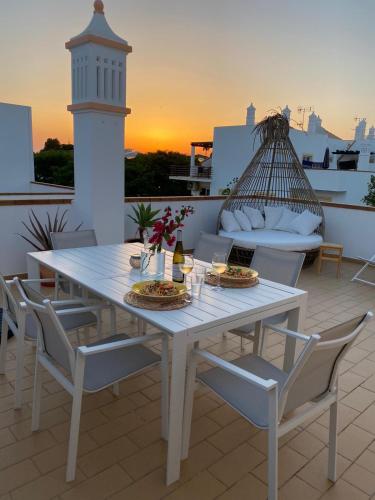 Cabanas de Tavira Gomeira, 2 bedroom, 3 terraced Penthouse with Seaview, 300m from the Sea