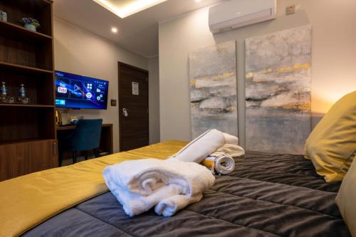 ein Hotelzimmer mit Handtüchern auf dem Bett in der Unterkunft Domus Boutique Hotel in Rabat