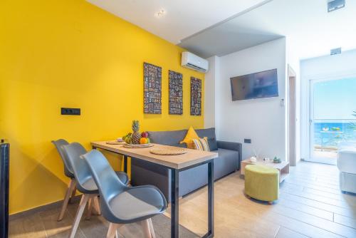 TV a/nebo společenská místnost v ubytování Luxury SeaSide Suites