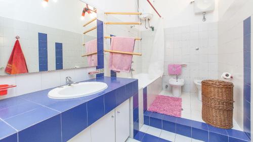 ローマにあるRental in Rome Santini apartmentの青と白のバスルーム(洗面台、トイレ付)