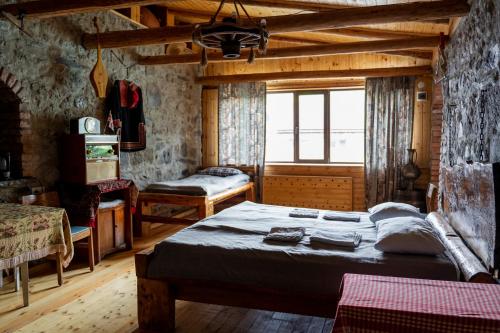 Un dormitorio con una cama grande y una ventana en Kohi en Kazbegi